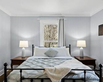 1900 Farmhouse - Whitwell - Bedroom