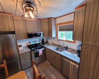 Twin 2 Cabin at Pine Ridge Park - Pembroke - Kitchen