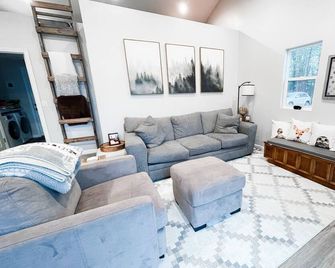 Charming Cabin Overlooking Rush Lake - Rush City - Living room