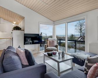 Welcome to this vacation home with great views of the fjord. - Randers - Wohnzimmer