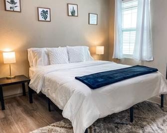 Charming 1BR Getaway! Private and Pet Friendly with TV - Texas City - Bedroom
