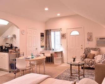 Lite & Airy Sherman Oaks Studio w/garden, close to Universal Studios. - Los Angeles - Living room