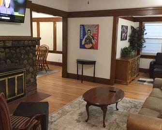 Hard Rock! Professionally Cleaned, Self Check In - Sleeps 15 - Racine - Living room
