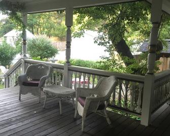 Garden Room 2 pp King Bed in the Carriage House very private - Weaverville - Balcón