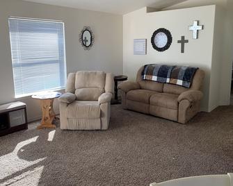 Cabin in the Desert - Ridgecrest - Living room