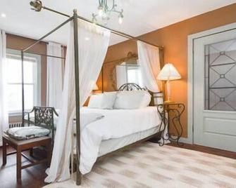 Large hilltop villa with hot tub! - North Adams - Bedroom