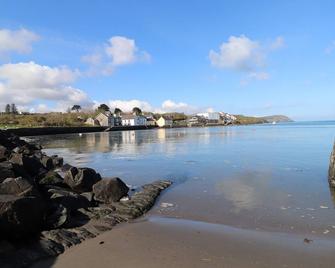 Middle Cottage, Pet Friendly, With A Garden In Newport, Pembrokeshire - Newport - Living room