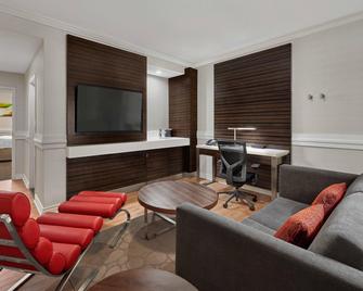 Delta Hotels by Marriott Edmonton Centre Suites - Edmonton - Living room
