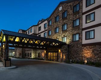 Free Breakfast. Indoor Pool & Hot Tub. 2 Min Drive to University of North Dakota. - Grand Forks - Building