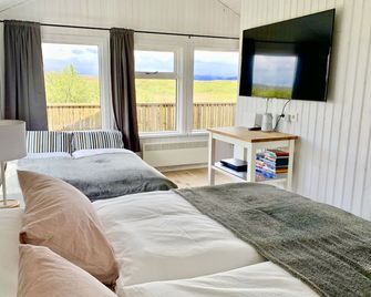 Warm Cottage for 10 with Guest House and HotTub close to Snæfellsjökull Glacier - Borgarnes - Bedroom