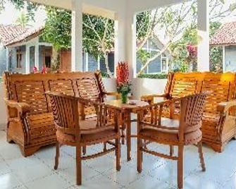 OYO 1395 Carita Asri Villas & Resort - Carita - Patio