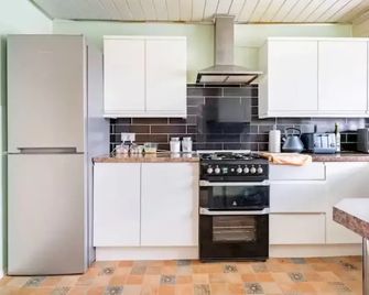 Luton Airport Guest House - Luton - Kitchen