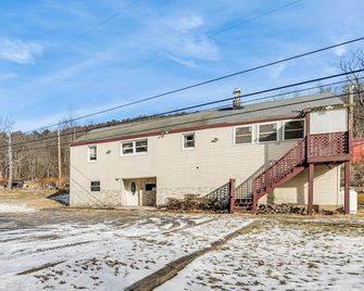Group Getaway w/ Fire Pit: Near Susquehanna River! - Danville - Building