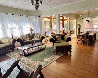 Aloha Junction Bed and Breakfast -Minutes away from Hawaii Volcanoes National Park - Volcano