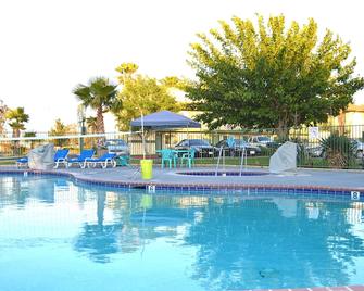 Town House Motel - Lancaster - Pool