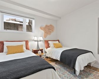 Look no further! Anchorage's Best Stay is Here. Next to Downtown & Free Parking! - Anchorage - Bedroom