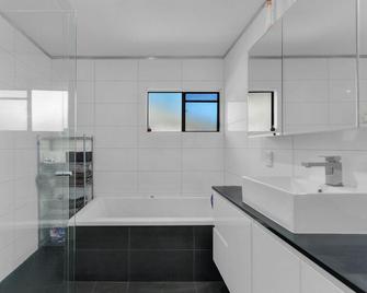 Clayfield Home Near Bne Airport And Cbd - Brisbane - Bathroom
