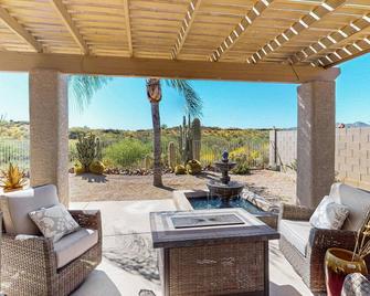 Dog-friendly valley view oasis with private hot tub, shaded patio, washer/dryer - Oro Valley - Innenhof
