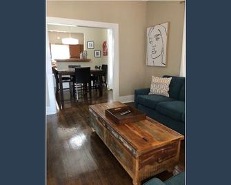 Newly renovated 2 bedroom house with king beds - Big Spring - Living room