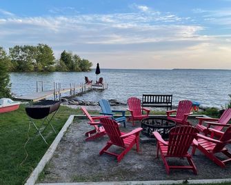 Swing Bridge Cottage on Lake Simcoe - Waterfront - Brechin - Patio
