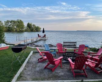 Swing Bridge Cottage on Lake Simcoe - Waterfront - Brechin - Patio