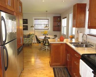 Cozy Contemporary Cottage 10 mins to beach - Shelburne - Kitchen