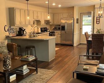 Luxurious 2br /2bath Rental In Downtown Bardstown, The Heart Of Bourbon Country - Bardstown - Kitchen