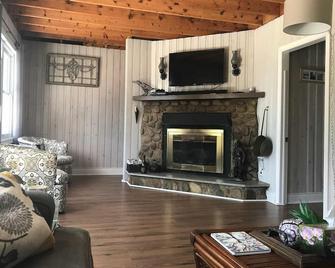 síocháin (\'Peace\' in Gaelic) Waterfront Chalet - Northern Bruce Peninsula - Living room