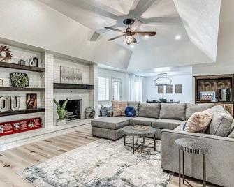 The Bud, The Barry, The Bob - Norman - Living room