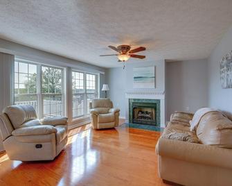 Tennessee Vacation Rental w/ Balcony! - Lexington - Living room