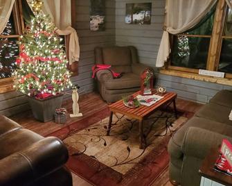 Prairie Hollow Hideaway, cozy 3-bedroom log cabin located 1 mile from Two Rivers - Eminence