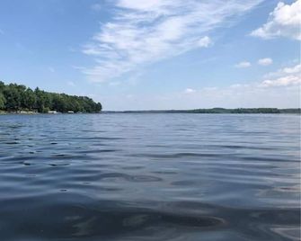 Private cabin on serene lake. Small family owned resort. Great fishing lake. - Garrison - Habitación