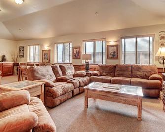 The Eagle Fire Lodge and Conference Center - Woodland Park - Living room
