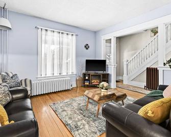 Kid-friendly, Family Homebase Only 2 Blocks to Lake Superior - Dine Hike Explore - Two Harbors - Huiskamer