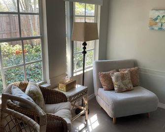 Downtown Duplex -Cultural Arts District-Gated Tropical Garden - Vero Beach - Wohnzimmer