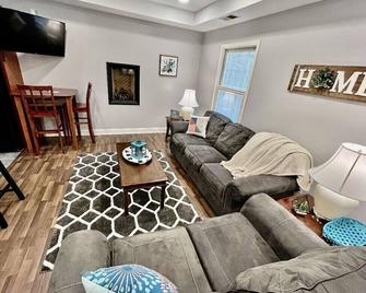 Cozy Cottage on a Family Farm, just minutes from the interstate. - Williamston - Living room
