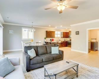 5 Mi to Shasta Lake: Newly Built Home w/ Backyard! - Shasta Lake - Living room