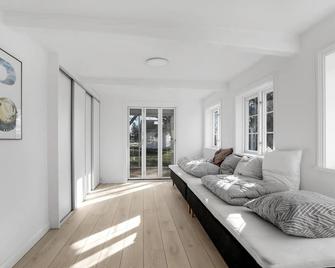 6 Bedroom Cozy Home In Rønne - Rønne - Wohnzimmer