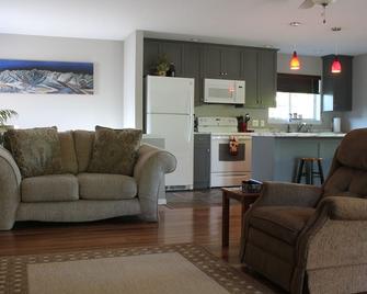 Downtown location with mountain views and rushing water - Bishop - Living room