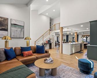 Luxe Private Lakefront-Heated Swimspa, Pickleball/Basketball, Kayaks, Greenville - Easley - Sala de estar