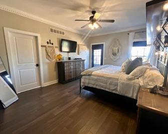 Bourbon Barrel Cottages Main House - Lawrenceburg - Bedroom