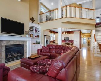 Family lake retreat w/ hot tub! Amazing sunsets! - Chilton - Living room