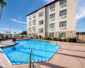 Red Roof Inn Laredo - Laredo - Pileta