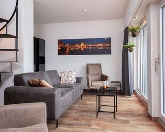 Apartment located directly on the Sneekermeer - Offingawier - Sala de estar