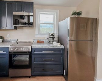 Peaceful one-bedroom mountain retreat in Floyd, Virginia featuring a full kitchen, cozy living space, private outdoor seating, and shared fire pit access just minutes from downtown Floyd. - Floyd - Kitchen