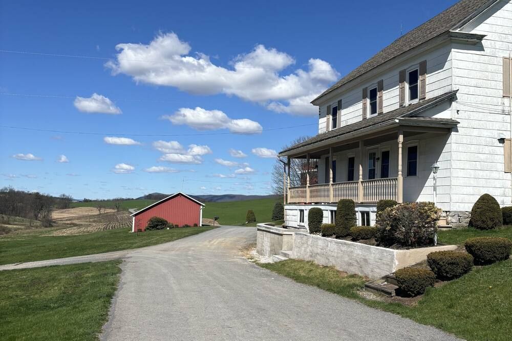 Spacious farmhouse on working PA family farm. Close to AOAA park and Knoebels!