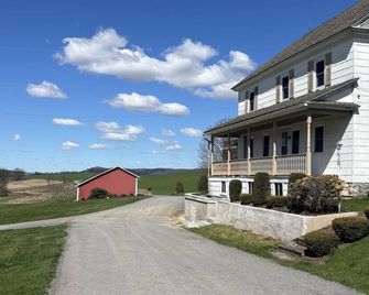 Spacious farmhouse on working PA family farm. Close to AOAA park and Knoebels! - Dornsife - Gebouw