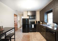 The Quaint Quarter - Sioux Falls Luxury Retreat - Sioux Falls - Kitchen