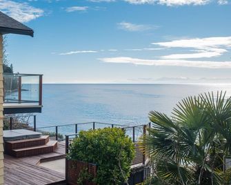 Lovely Waterfront Beach Haven With Hot Tub & Sup - Sechelt - Balcony