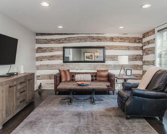 Gorgeous 1840 Log Cabin- Downtown - Frederick - Living room